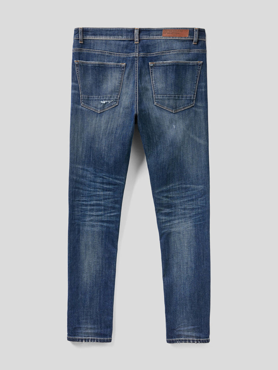 Jeans slim fit com cintura regular image number 2