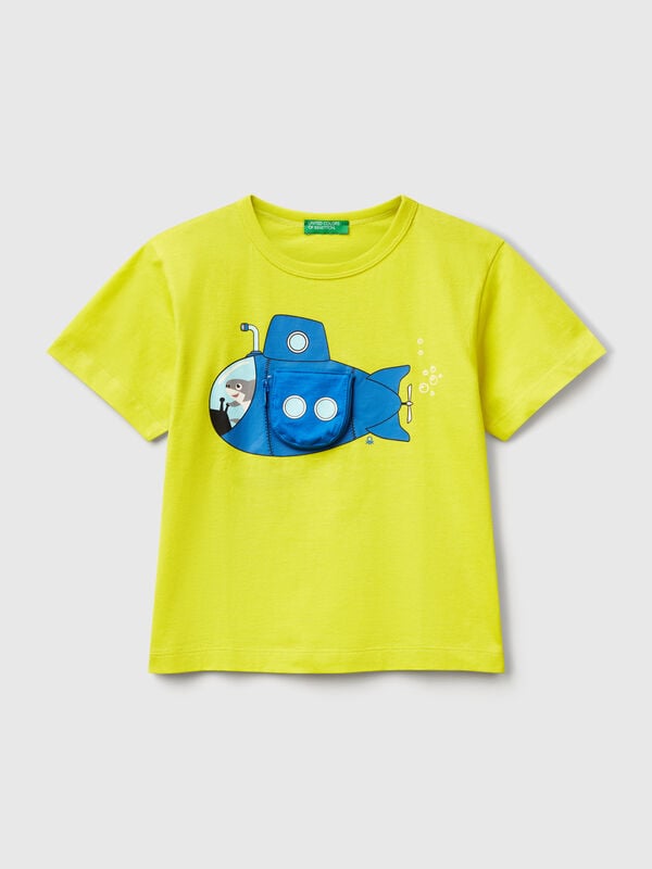 T-shirt com estampa de submarino e aplicação Menino