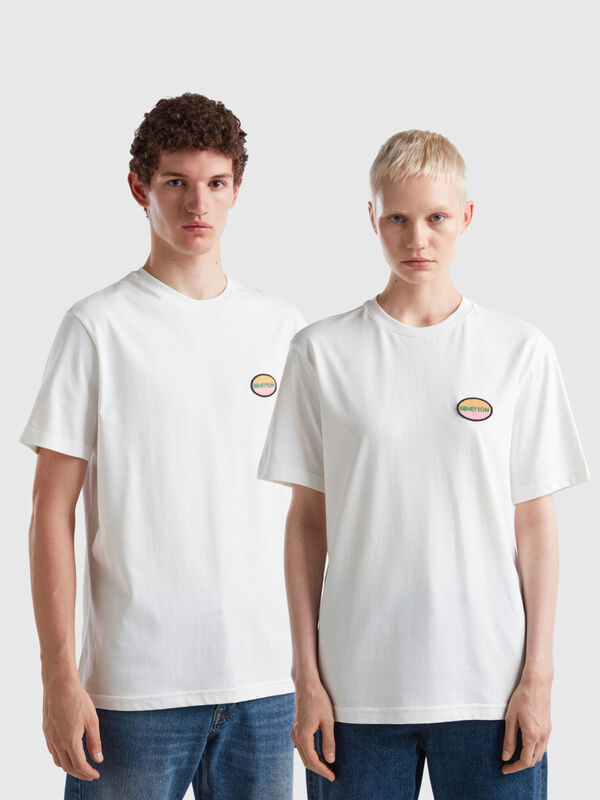 T-shirt branca com patch