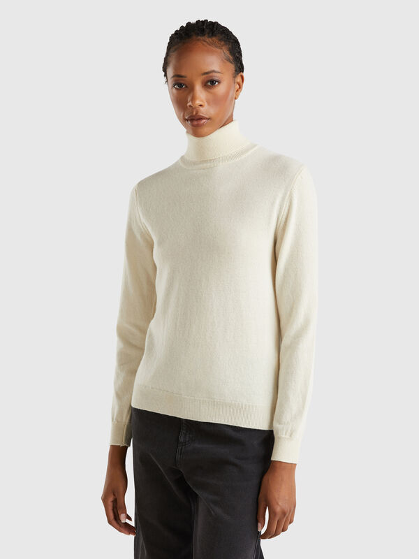 Camisola de gola alta cor nata em pura lã Merino Mulher