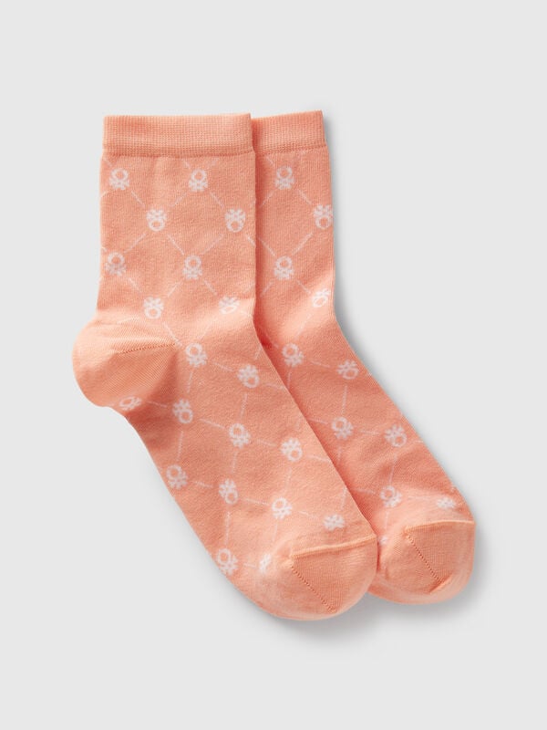 Meias rosa com logótipos