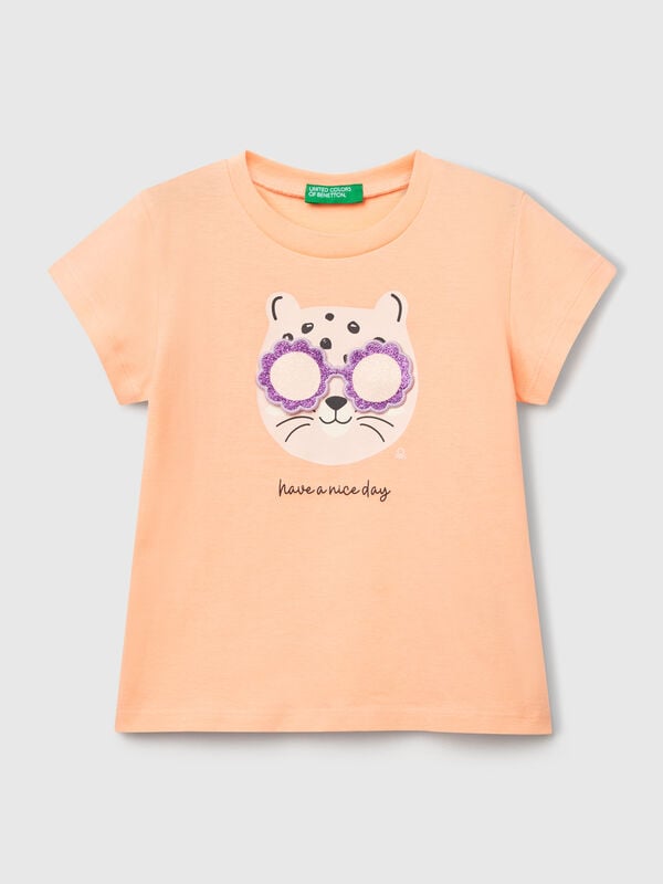 T-shirt com estampa e aplicação Menina