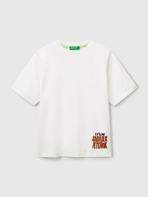 T-shirt com estampa à frente e atrás Menino