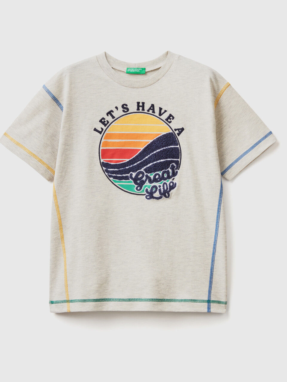 T-shirt com estampa e bordado