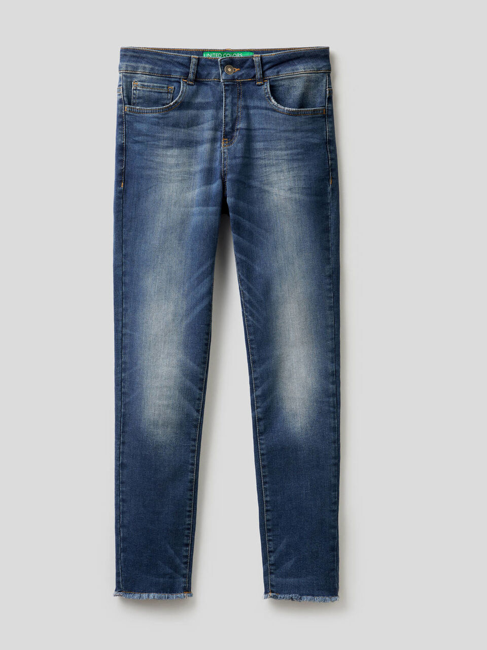 Jeans com franjas na base image number 1
