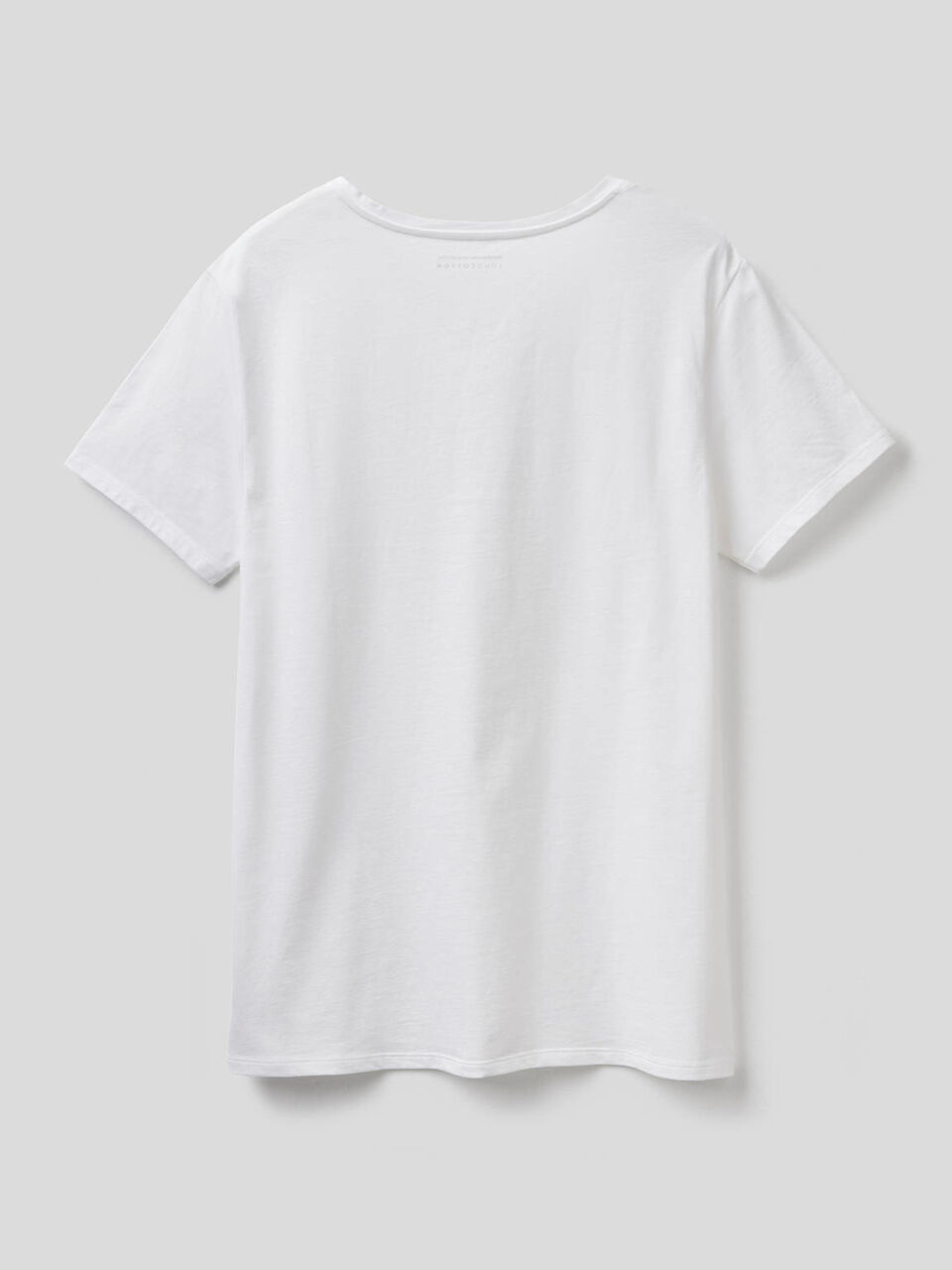 T-shirt 100% algodão com decote em V image number 2