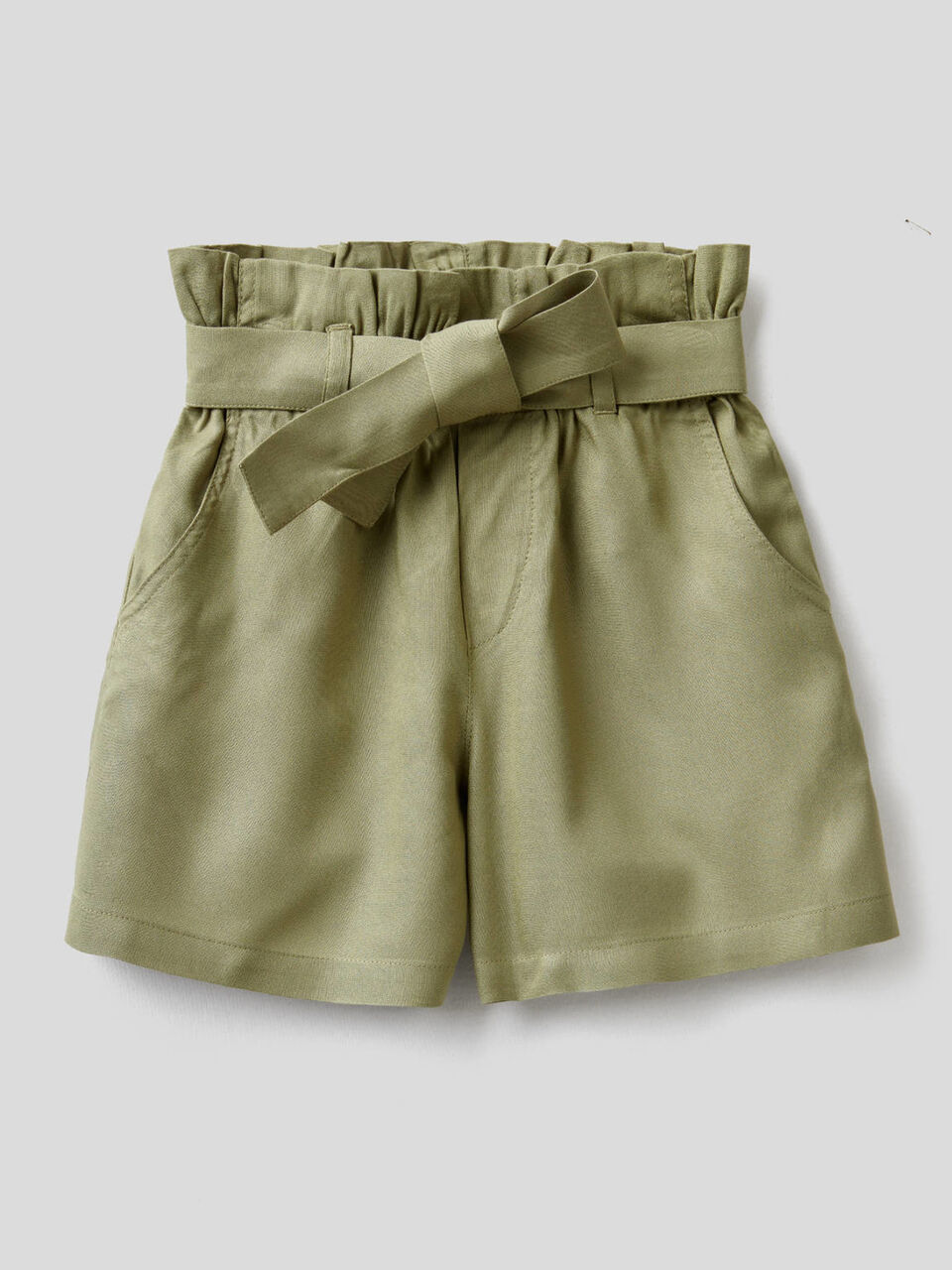 Bermudas fluidas com cinto image number 1