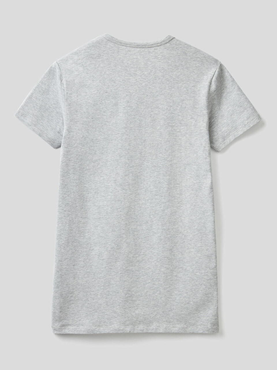 T-shirt básica com decote em V image number 2