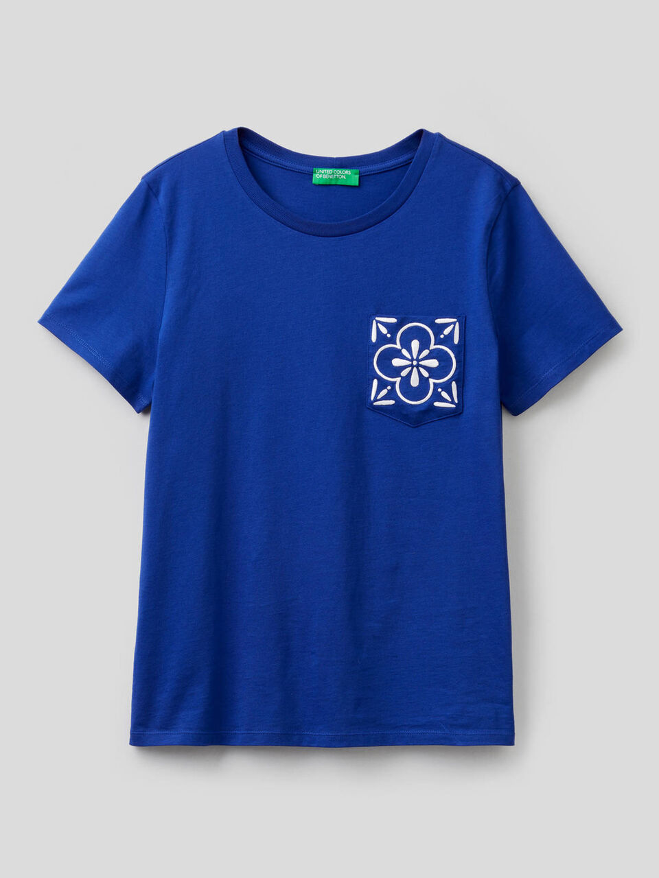 T-shirt com bolso bordado image number 1