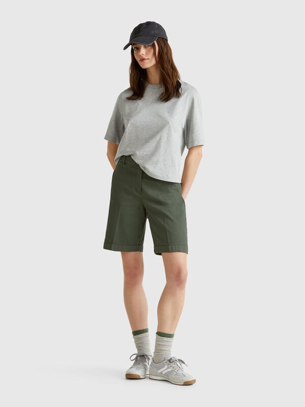 Bermudas com dobra em algodão stretch Mulher