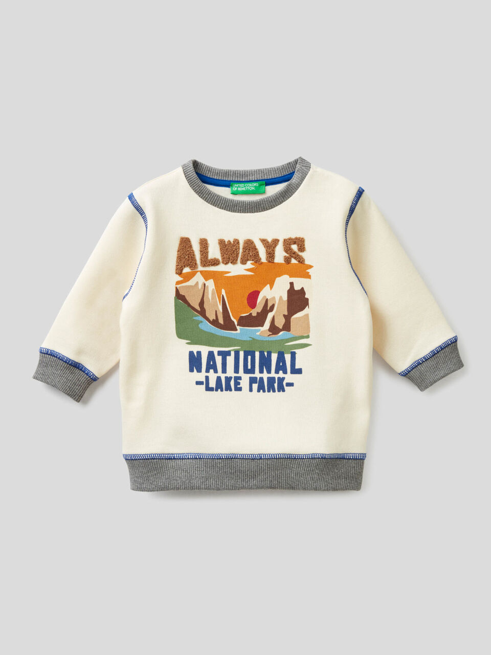 Sweat com estampa e bordado image number 1