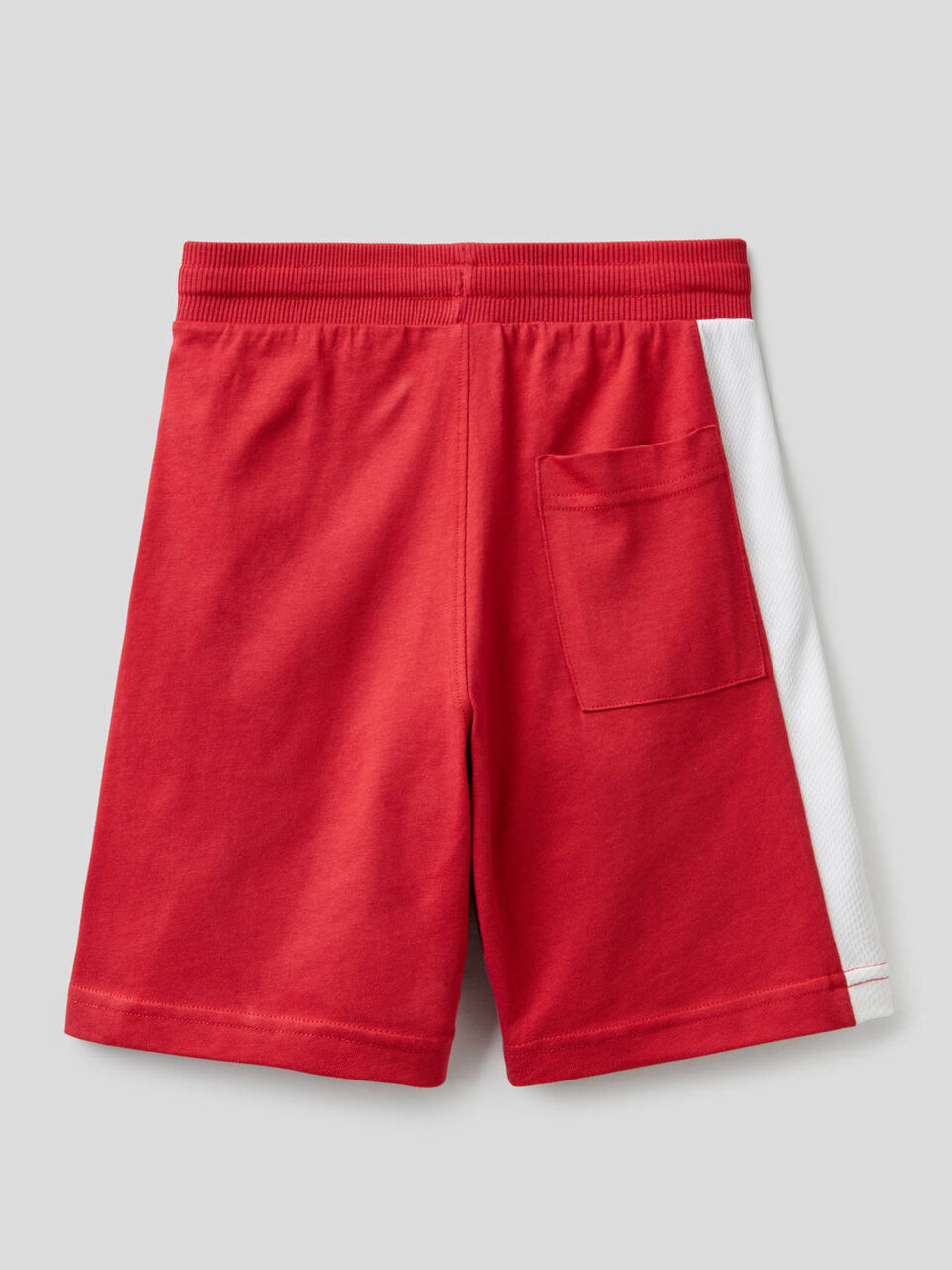 Bermudas desportivas com faixa lateral image number null