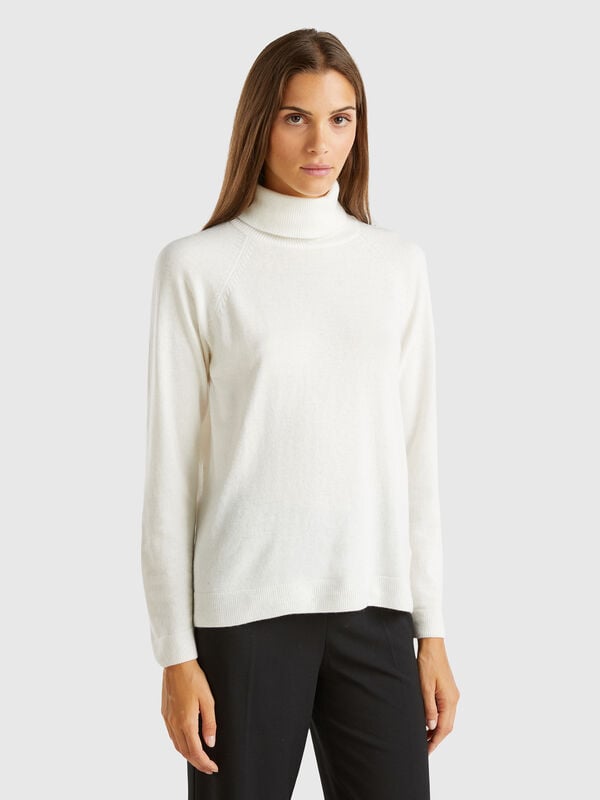 Camisola de gola alta nata em mistura de lã e caxemira. Mulher