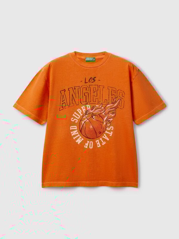 T-shirt com estampa à frente e atrás Menino