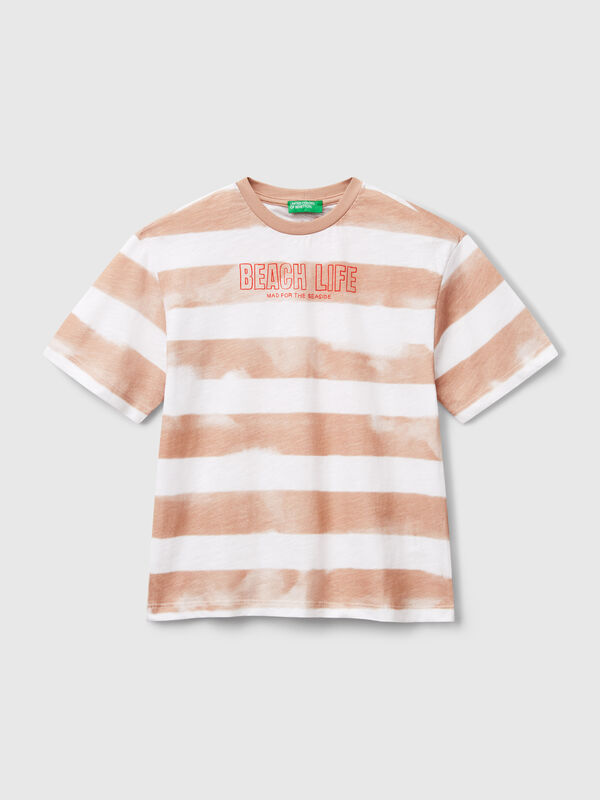 T-shirt às riscas com estampa à frente e atrás Menino