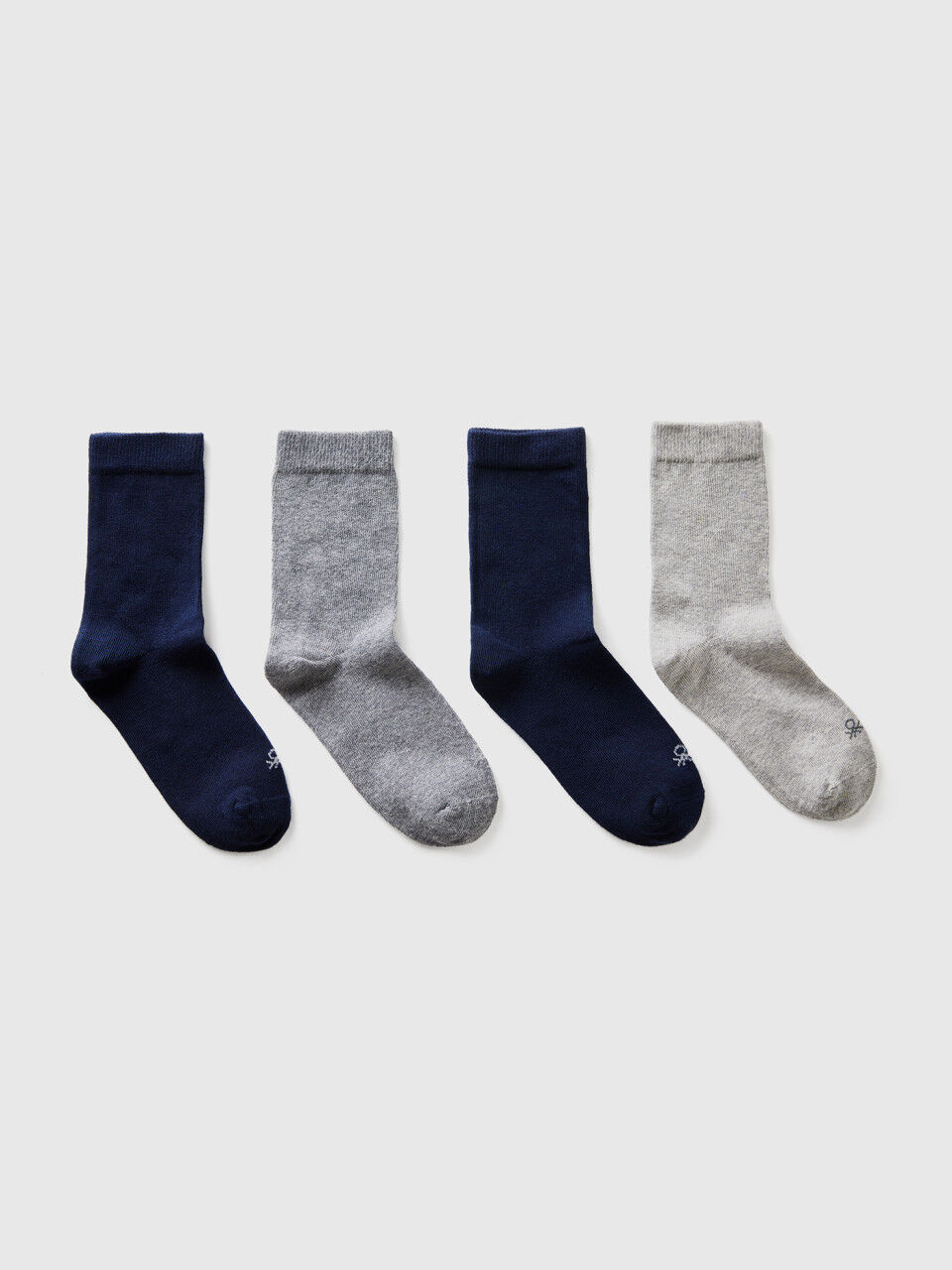 Quatro pares de meias cinzentas e azuis