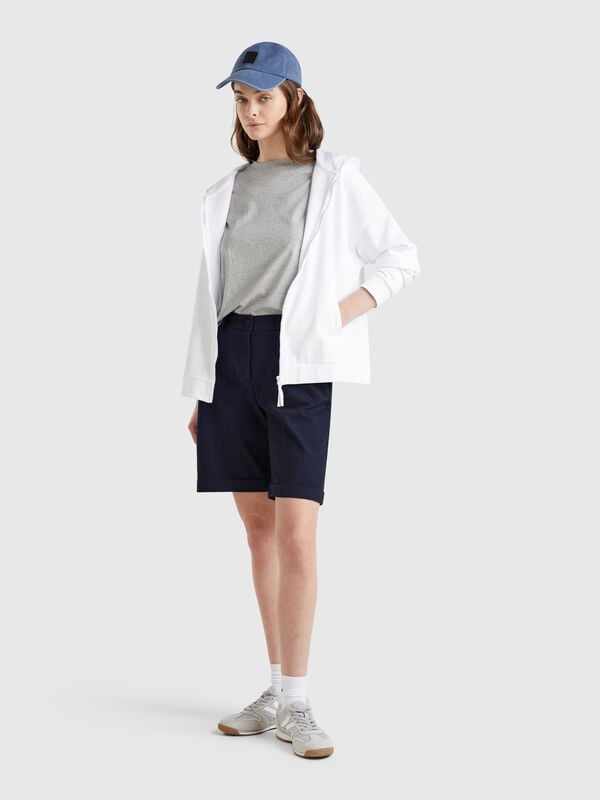 Bermudas com dobra em algodão stretch Mulher