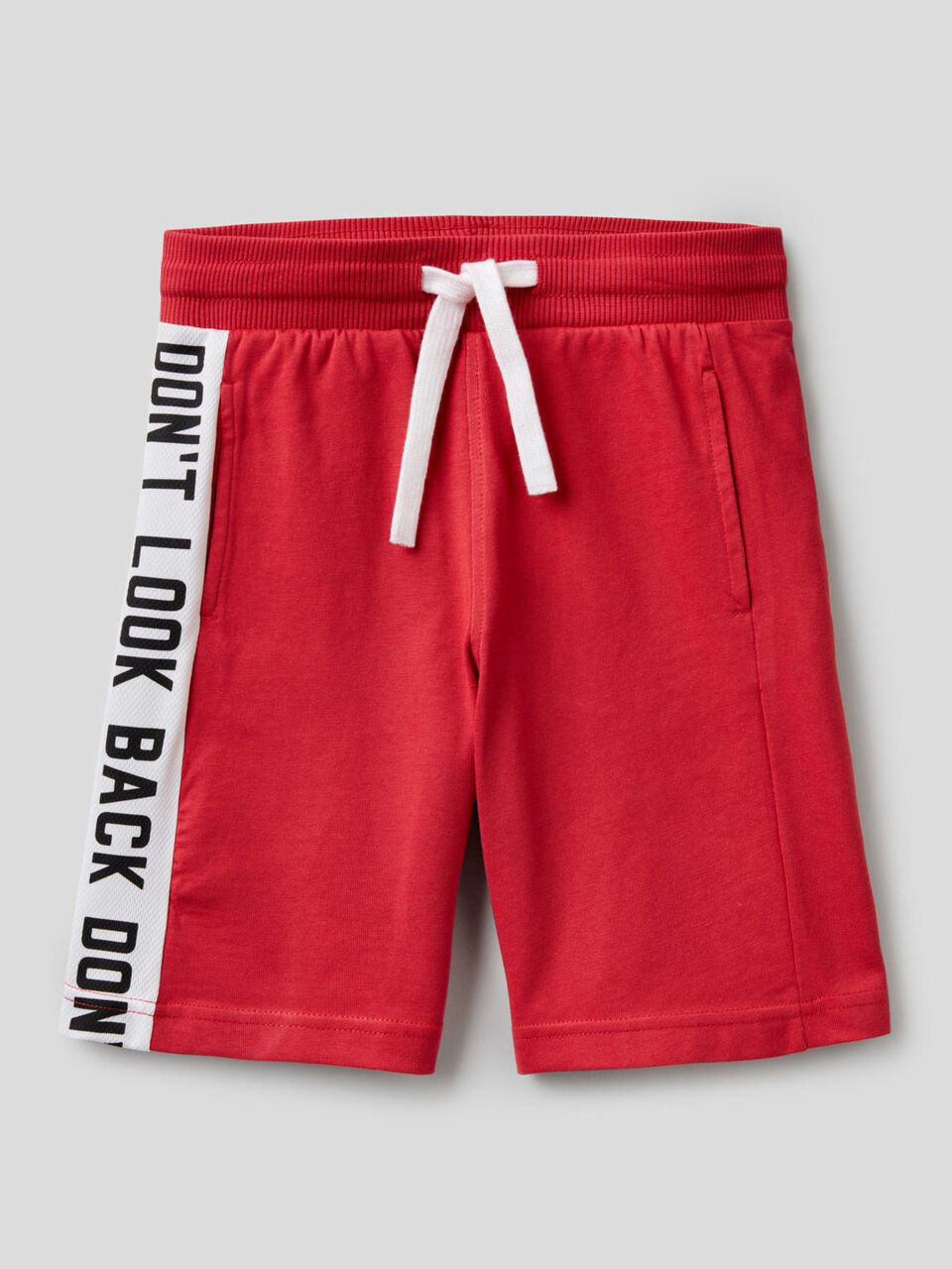 Bermudas desportivas com faixa lateral image number null