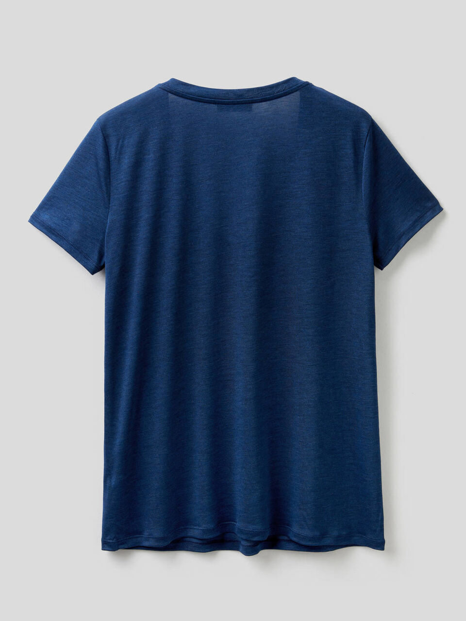 T-shirt com decote em V image number 2