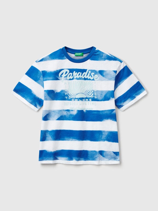 T-shirt às riscas com estampa à frente e atrás Menino