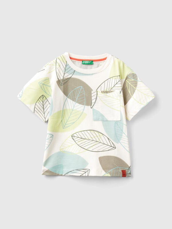 T-shirt com estampa folhas Menino