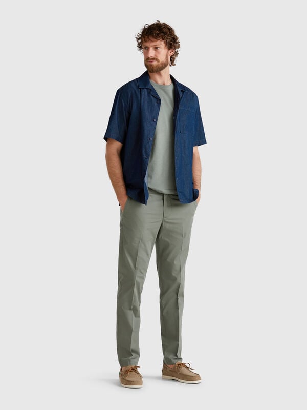 Chinos slim fit em algodão leve Homem