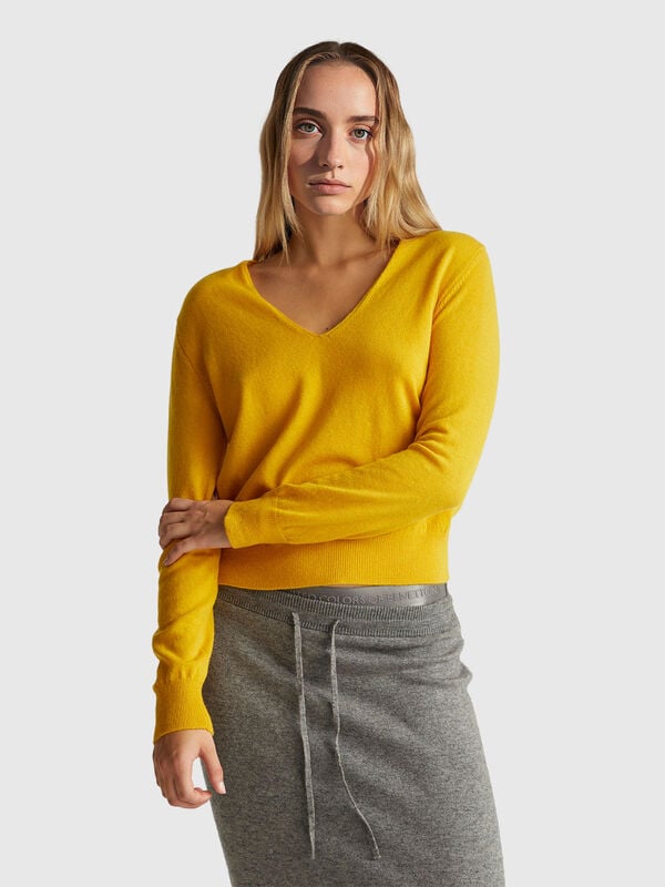 Camisola amarelo ocre com decote em V em pura lã Merino Mulher