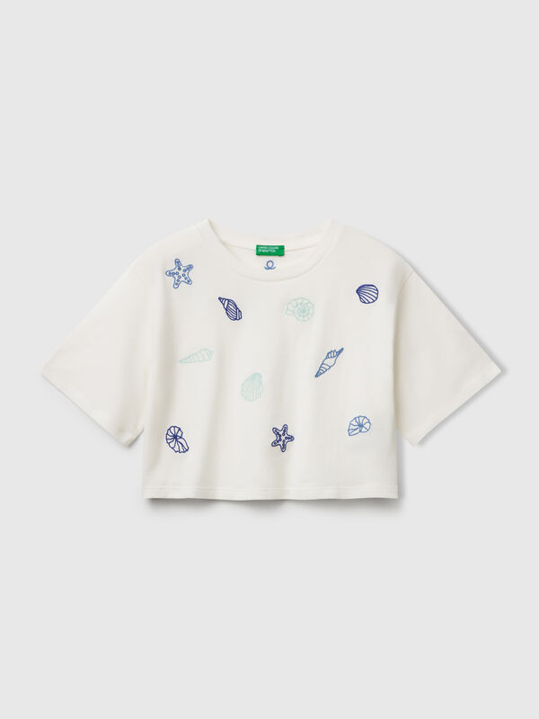 T-shirt branca com bordado conchas Menina