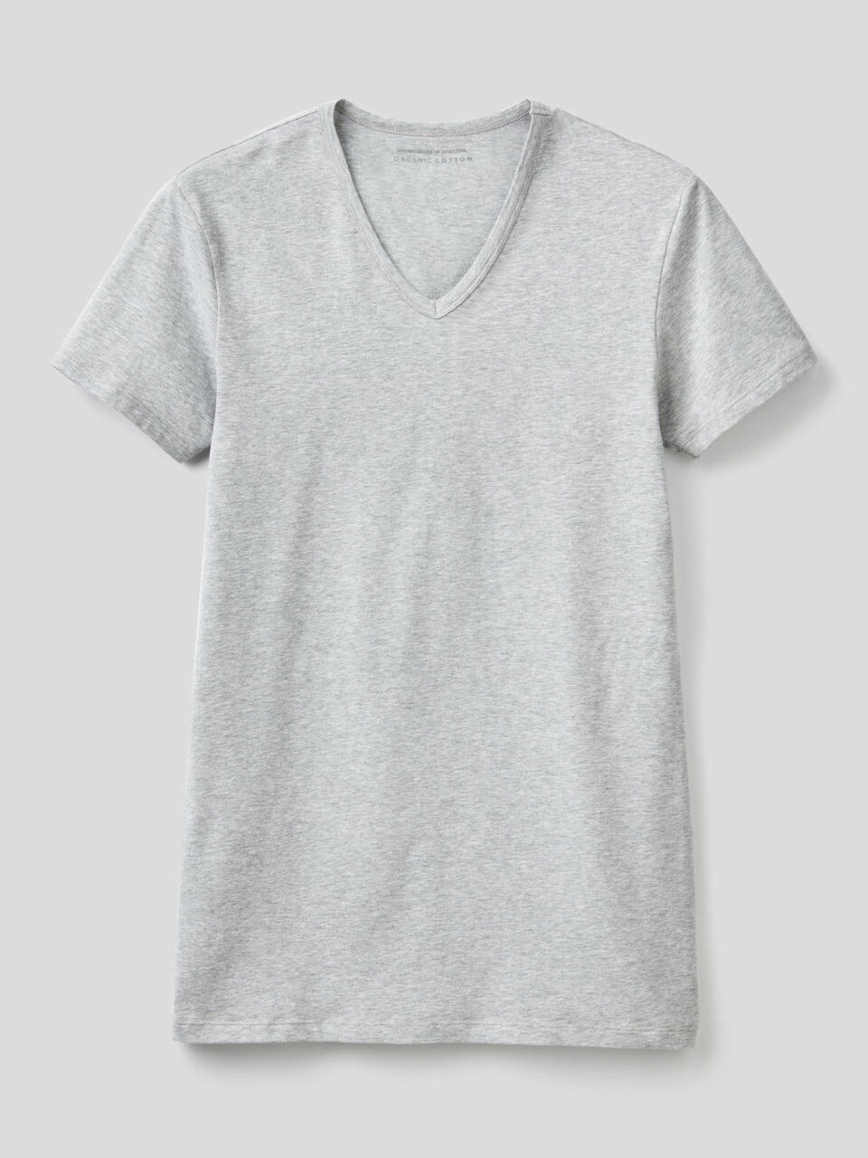 T-shirt básica com decote em V image number 1