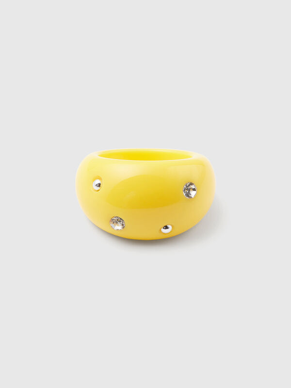 Anel amarelo com strass e tachas Mulher