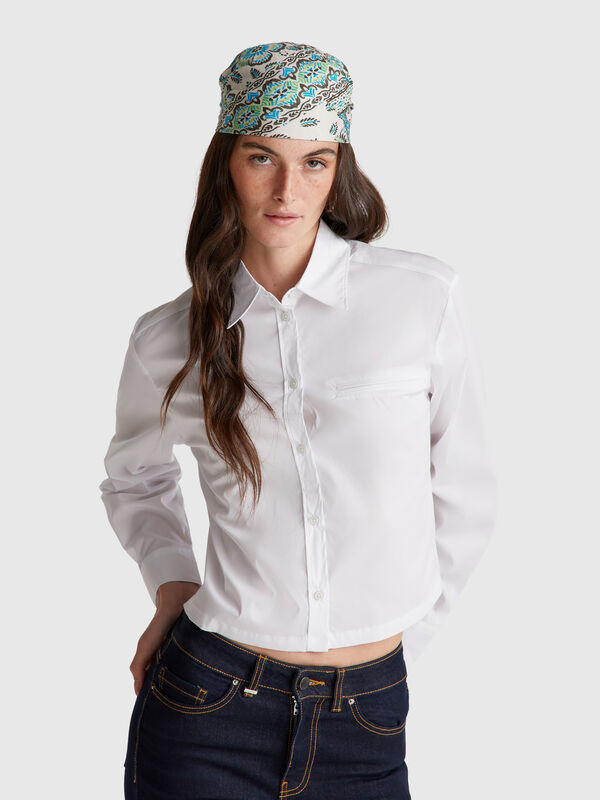 Camisa cropped com bolso pequeno Mulher