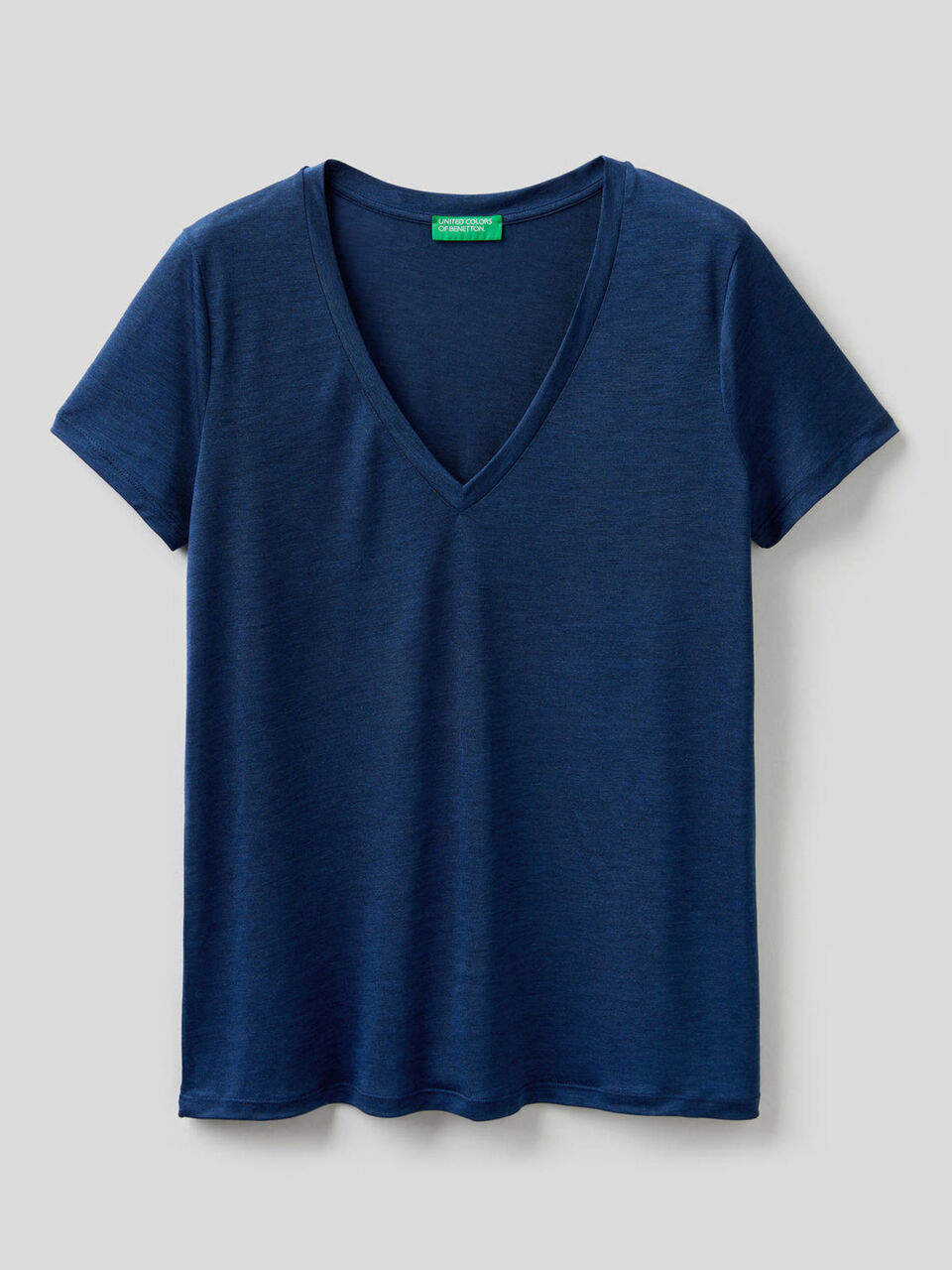 T-shirt com decote em V image number 1