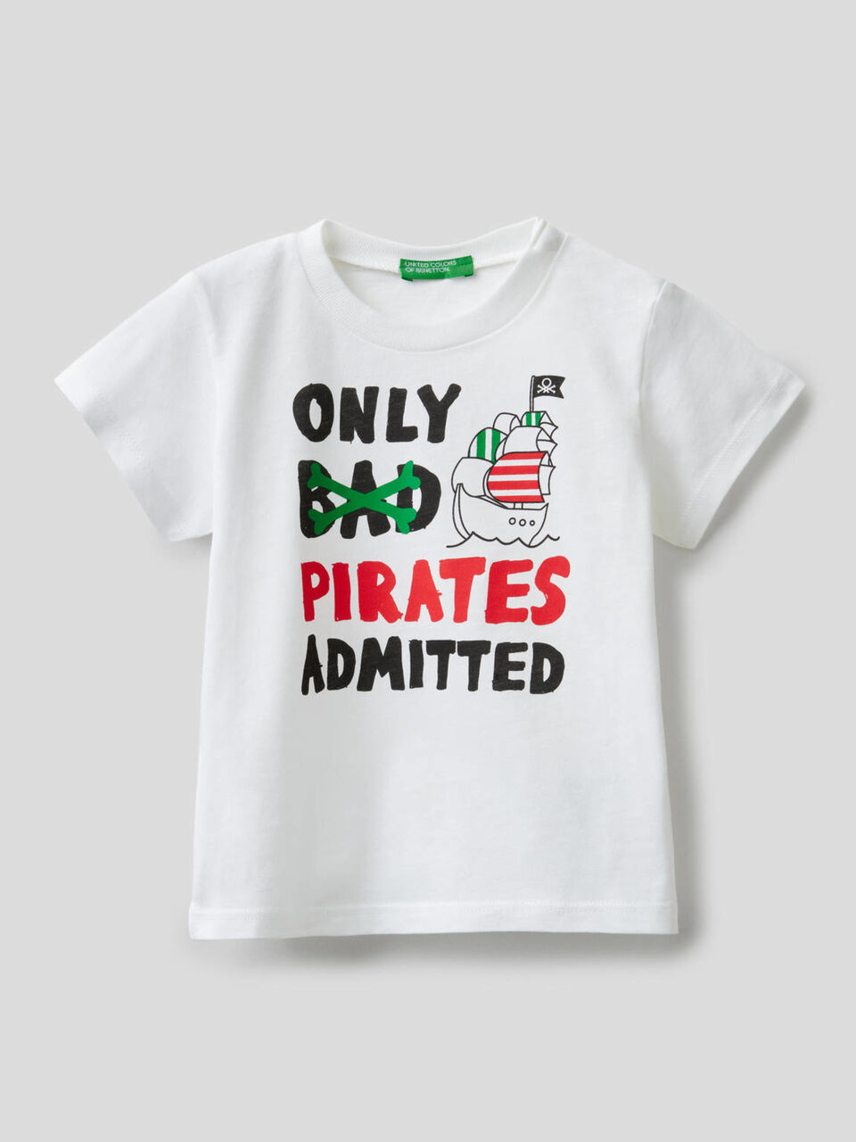 T-shirt em algodão com estampa de piratas image number 1
