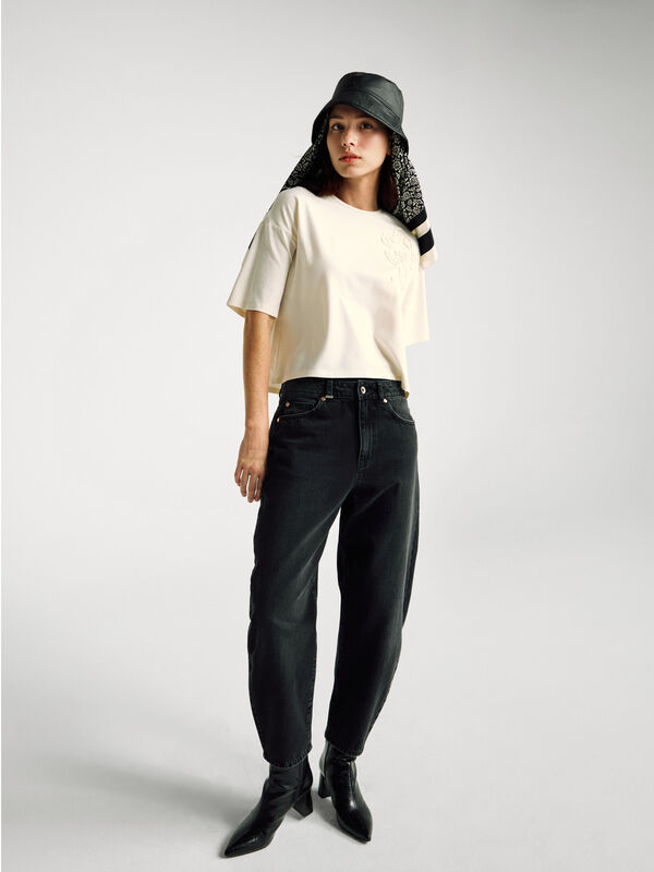 T-shirt boxy fit com aplicação Mulher