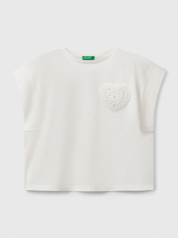 T-shirt com patch macramé Menina