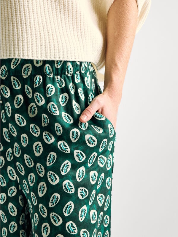 Calças fluidas com estampa bandana Mulher
