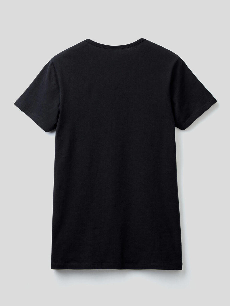 T-shirt básica com decote em V image number 2