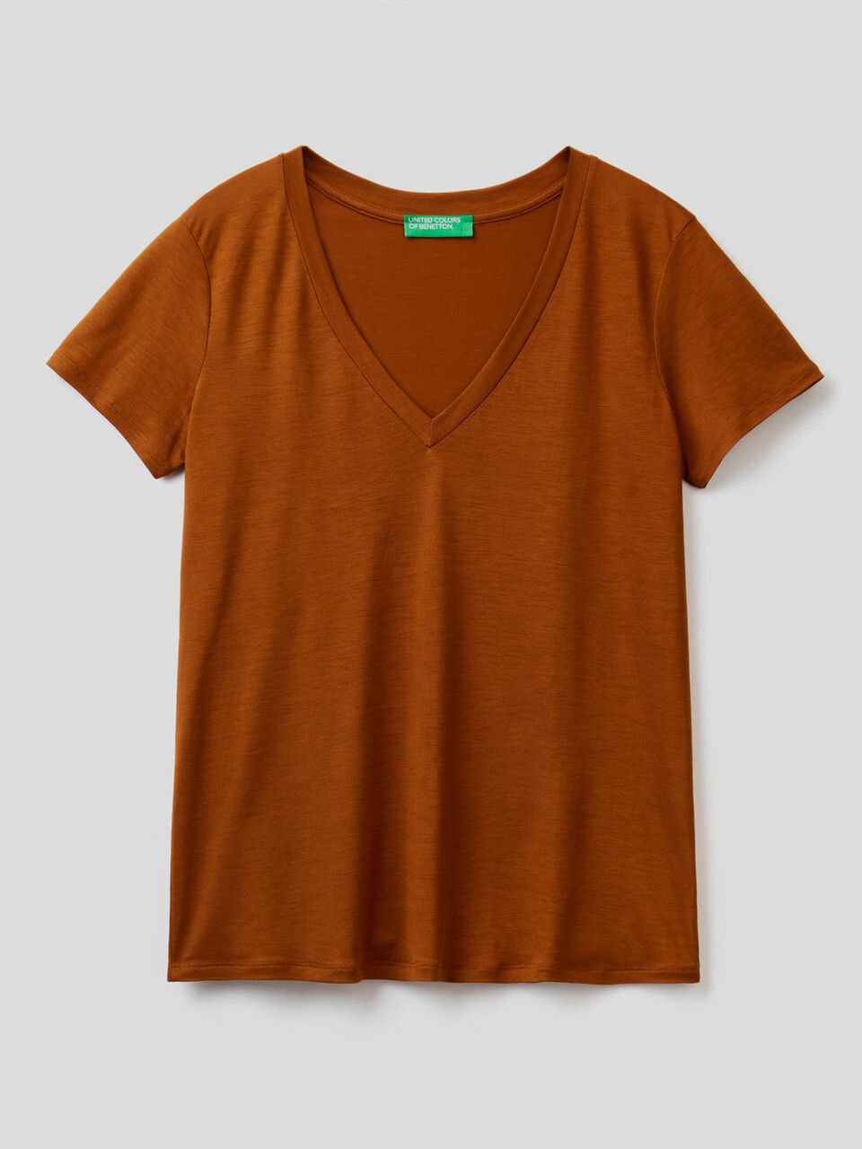 T-shirt com decote em V image number 1