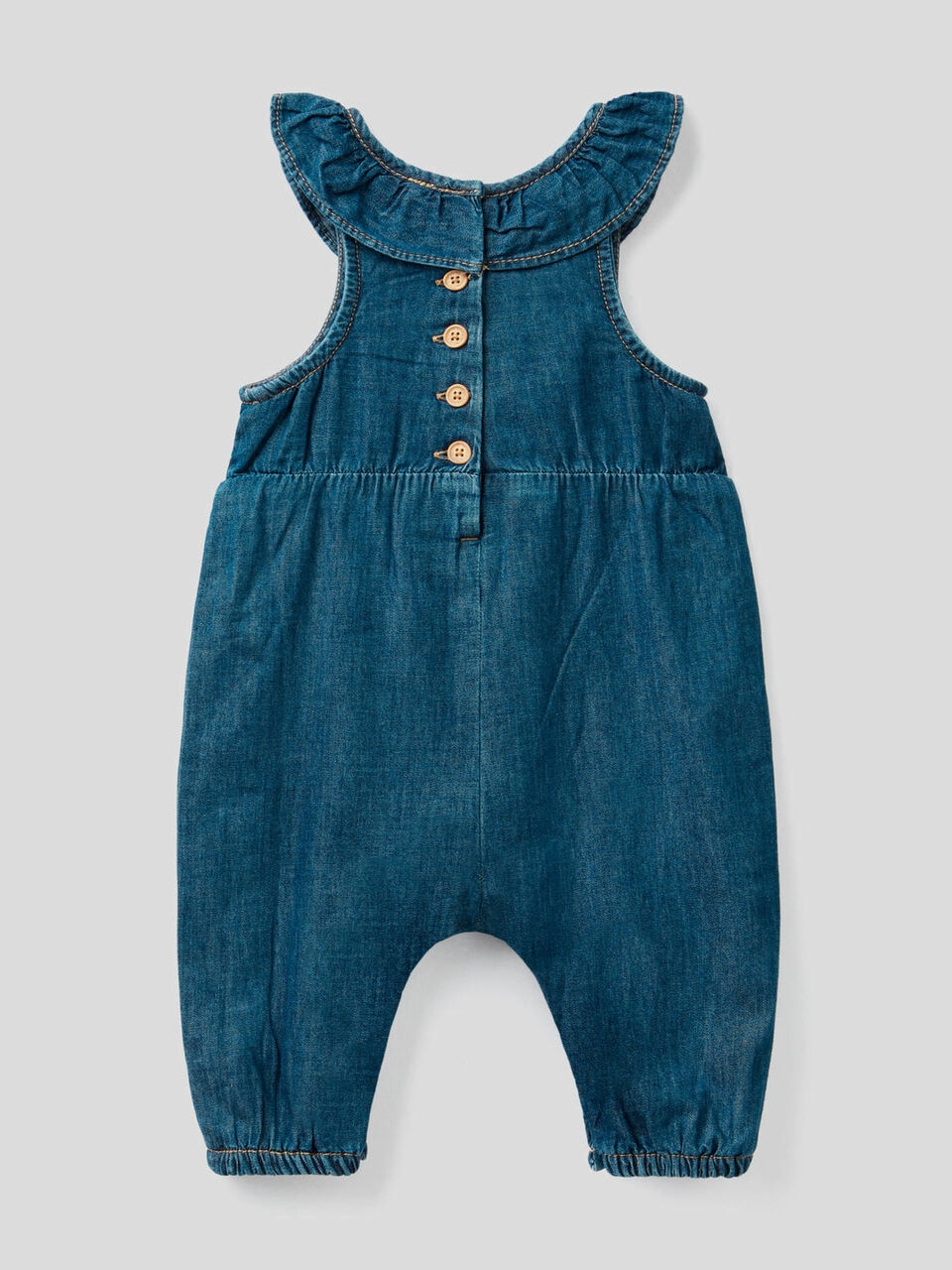 Jardineira com folho em jeans leve image number 2