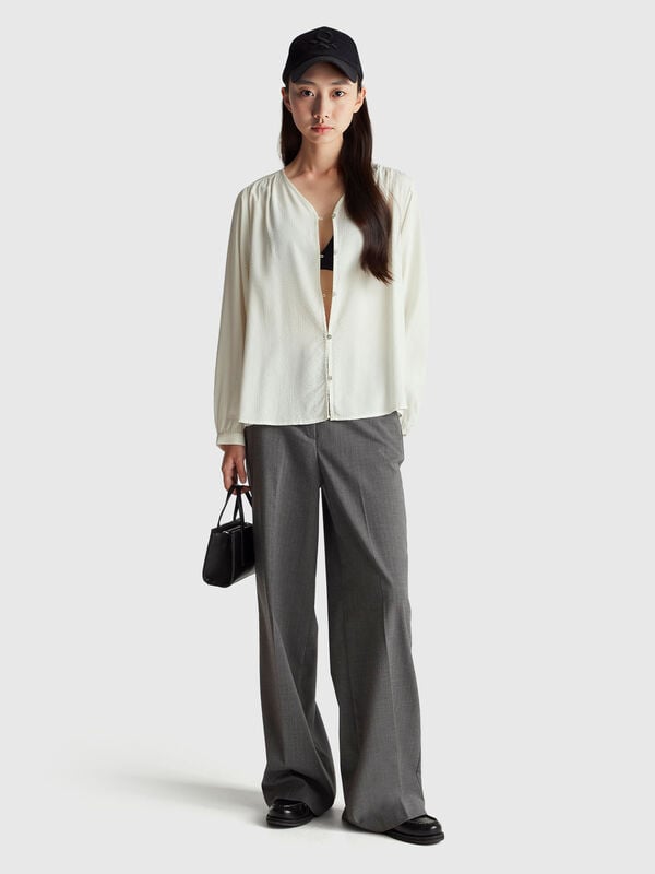 Camisa às riscas com decote em V Mulher