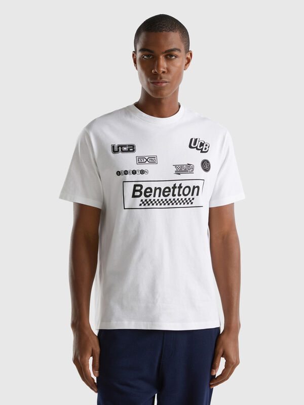 T-shirt branca com estampas logótipos Homem
