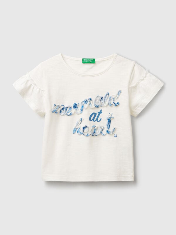 T-shirt com aplicação Menina