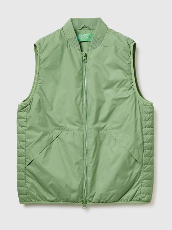 Colete em nylon com enchimento reciclado. Homem