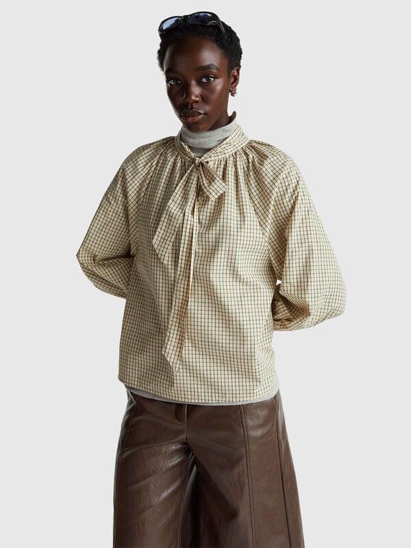 Blusa aos quadrados com laço Mulher