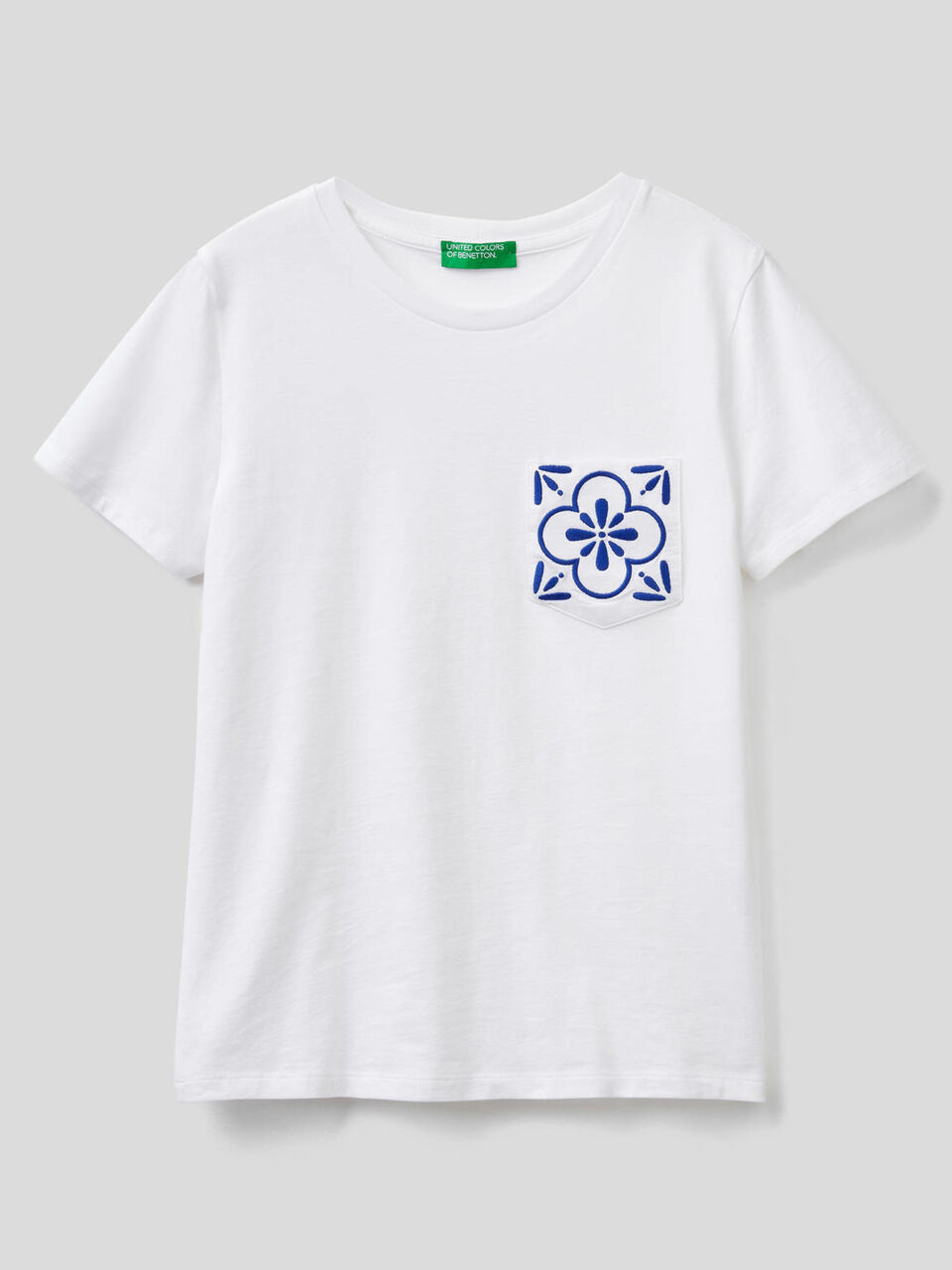 T-shirt com bolso bordado image number 1