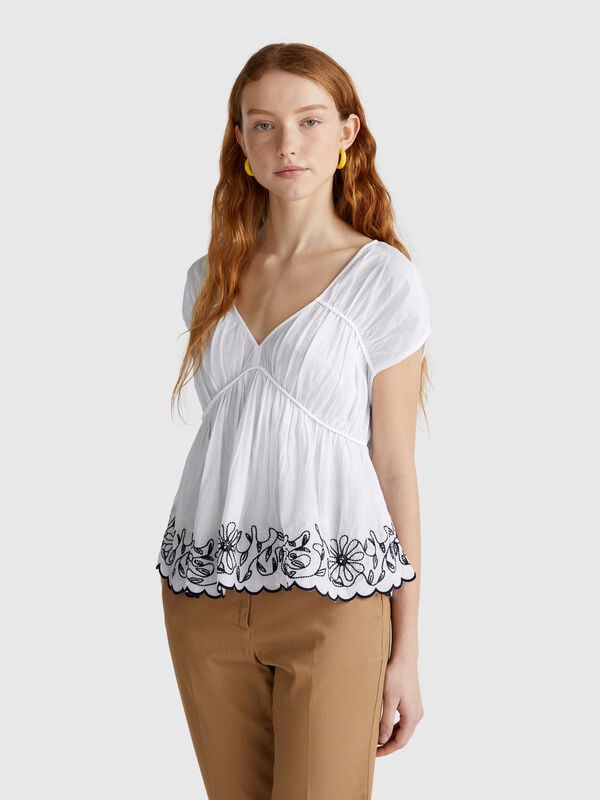 Blusa de manga curta com bordados florais Mulher