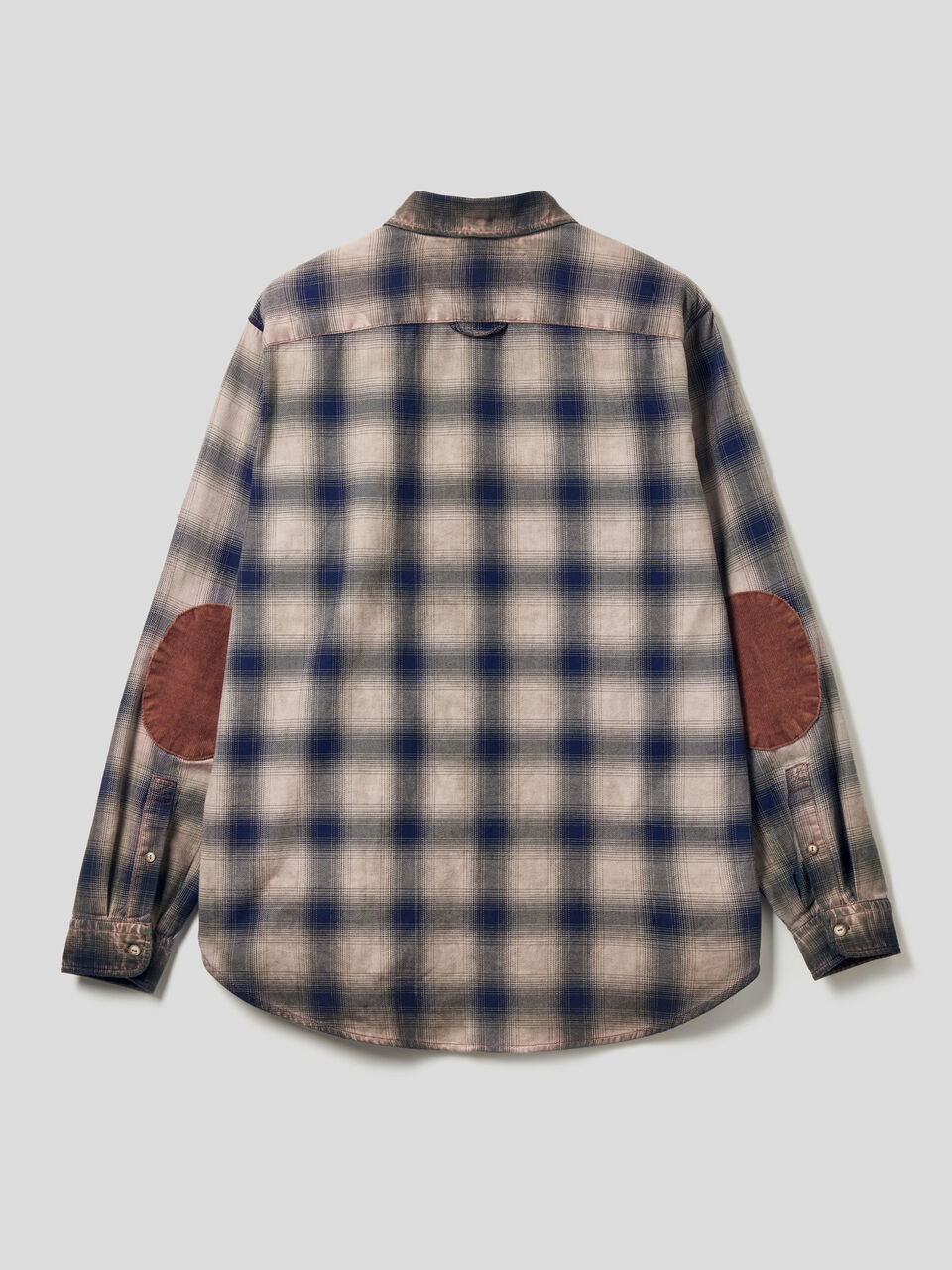 Camisa aos quadrados com remendos image number 2