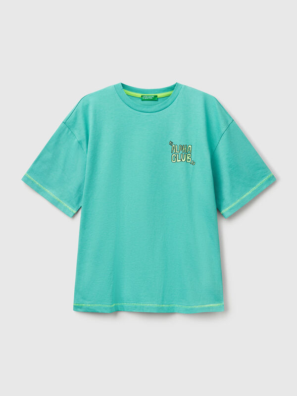 T-shirt com estampa à frente e atrás Menino