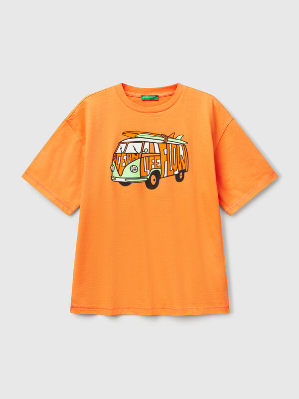 T-shirt com estampa à frente e atrás Menino