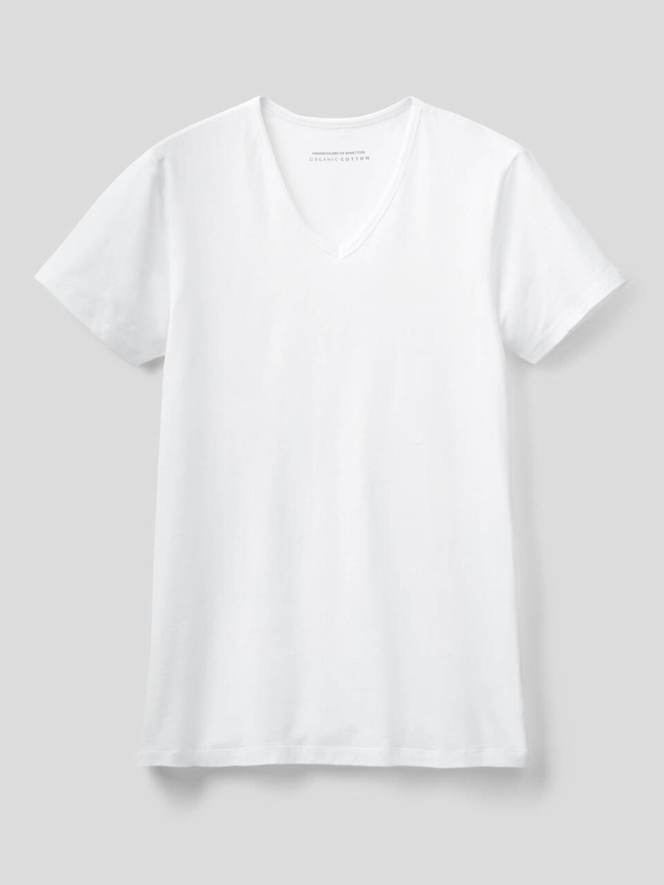 T-shirt básica com decote em V image number 1